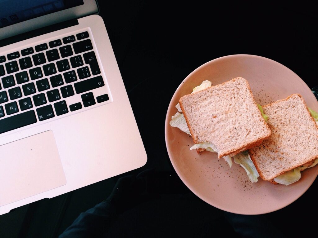 macbook, lunch, sandwich-923616.jpg